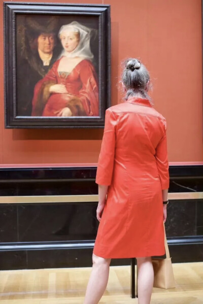 奥地利摄影师 ：Stefan Draschan（b.1979）在他的系列作品《People Matching Artworks》中耐心地等待着那些无意中与他们正在观察的艺术品最匹配的博物馆参观者，并拍下了这一有趣的巧合。