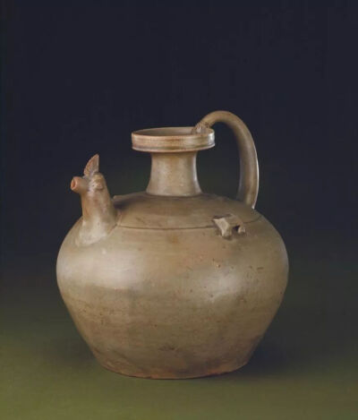 东晋  青釉鸡头壶
北京故宫博物院藏
