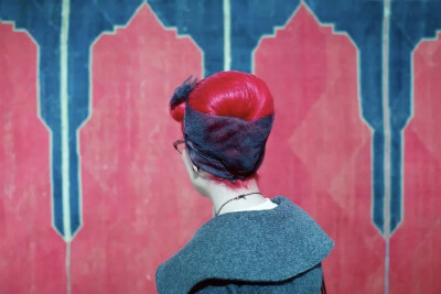 奥地利摄影师 ：Stefan Draschan（b.1979）在他的系列作品《People Matching Artworks》中耐心地等待着那些无意中与他们正在观察的艺术品最匹配的博物馆参观者，并拍下了这一有趣的巧合。