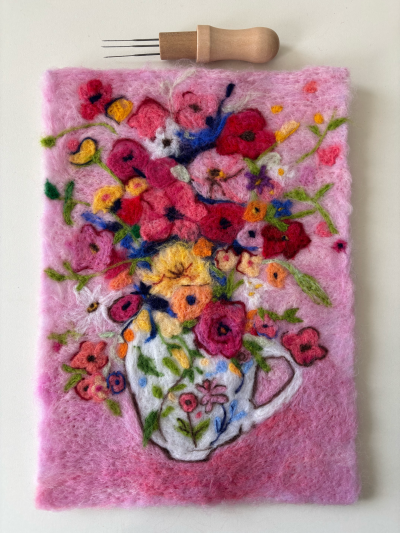 手工羊毛毡花瓶里的花装饰画