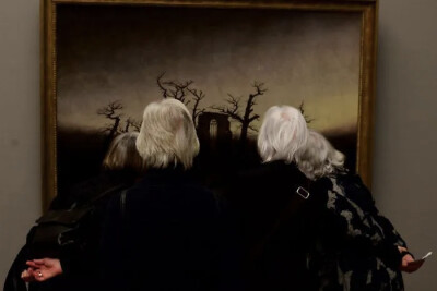 奥地利摄影师 ：Stefan Draschan（b.1979）在他的系列作品《People Matching Artworks》中耐心地等待着那些无意中与他们正在观察的艺术品最匹配的博物馆参观者，并拍下了这一有趣的巧合。
