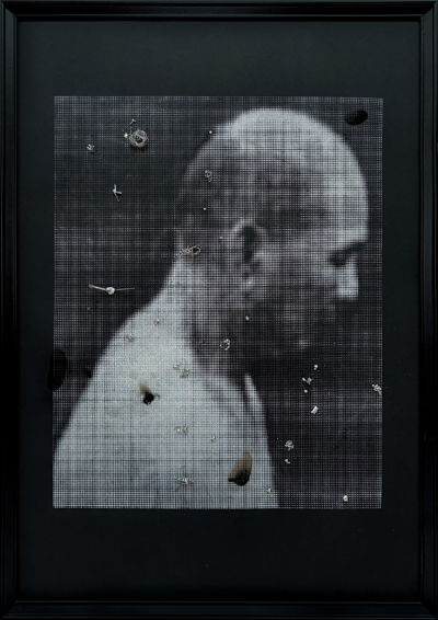 黄榆惠《工·伤》
2023年，摄影、绢印、焊锡、索马赛特版画纸
42cm×59.4cm

