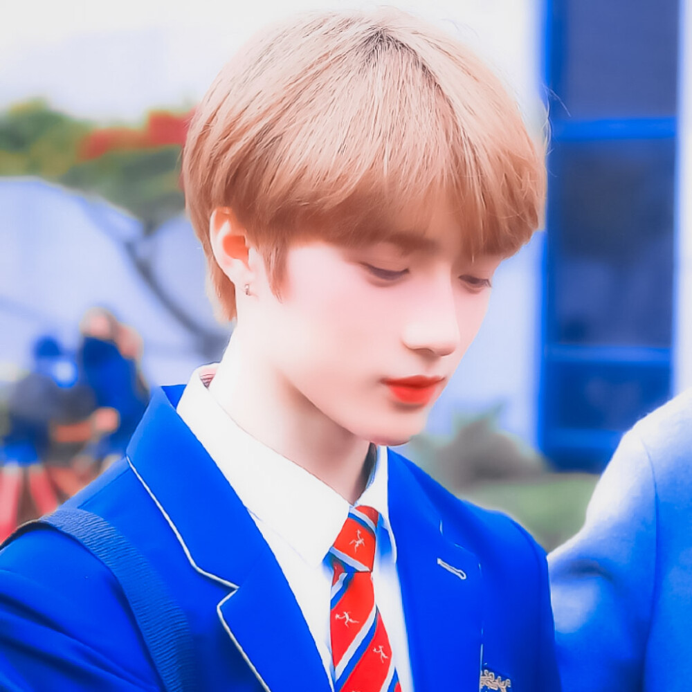  崔杋圭BEOMGYU* 「风摇晃着窗。」