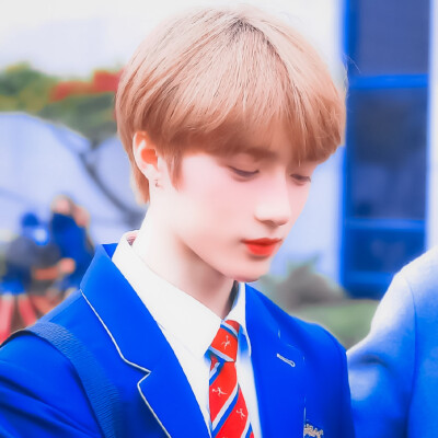  崔杋圭BEOMGYU* 「风摇晃着窗。」