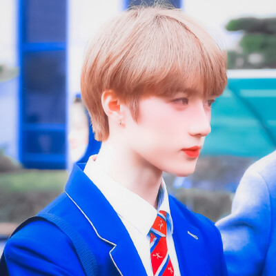  崔杋圭BEOMGYU* 「风摇晃着窗。」