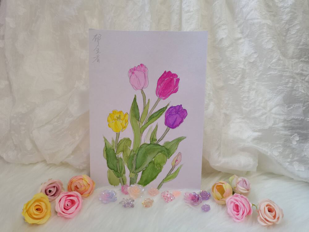 20 郁金香（绘画 | 水彩 | 果花甘03）
2018.6.23
兰陵美酒郁金香，玉碗盛来琥珀光。郁金香，彩虹映夜，又名草麝香、旱荷花、洋荷花、洋水仙。
半开时很像小酒杯，完全开放后远看像一只只小酒碗，是很艳丽的花朵。近看如同古代女子的衣领，一层套一层，一层一层的花瓣包裹着花心深处的芬芳，很保暖很神秘的样子。