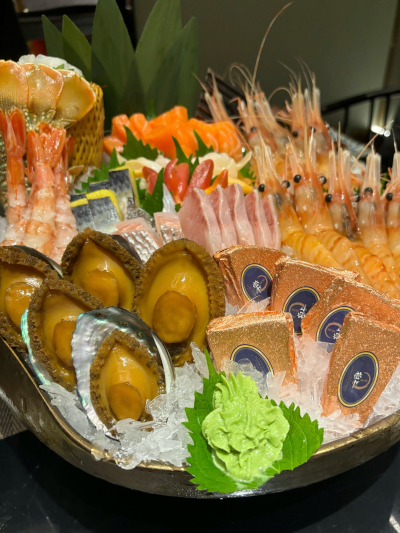 闪现！
以往来重庆都用火锅拉开序幕
这次换个放题先
谁让村子里吃不到牡丹虾馋虫它爬呀爬
是谁提前一天还能约到景观位鸭～
气运之子就是我哈哈哈哈哈哈哈