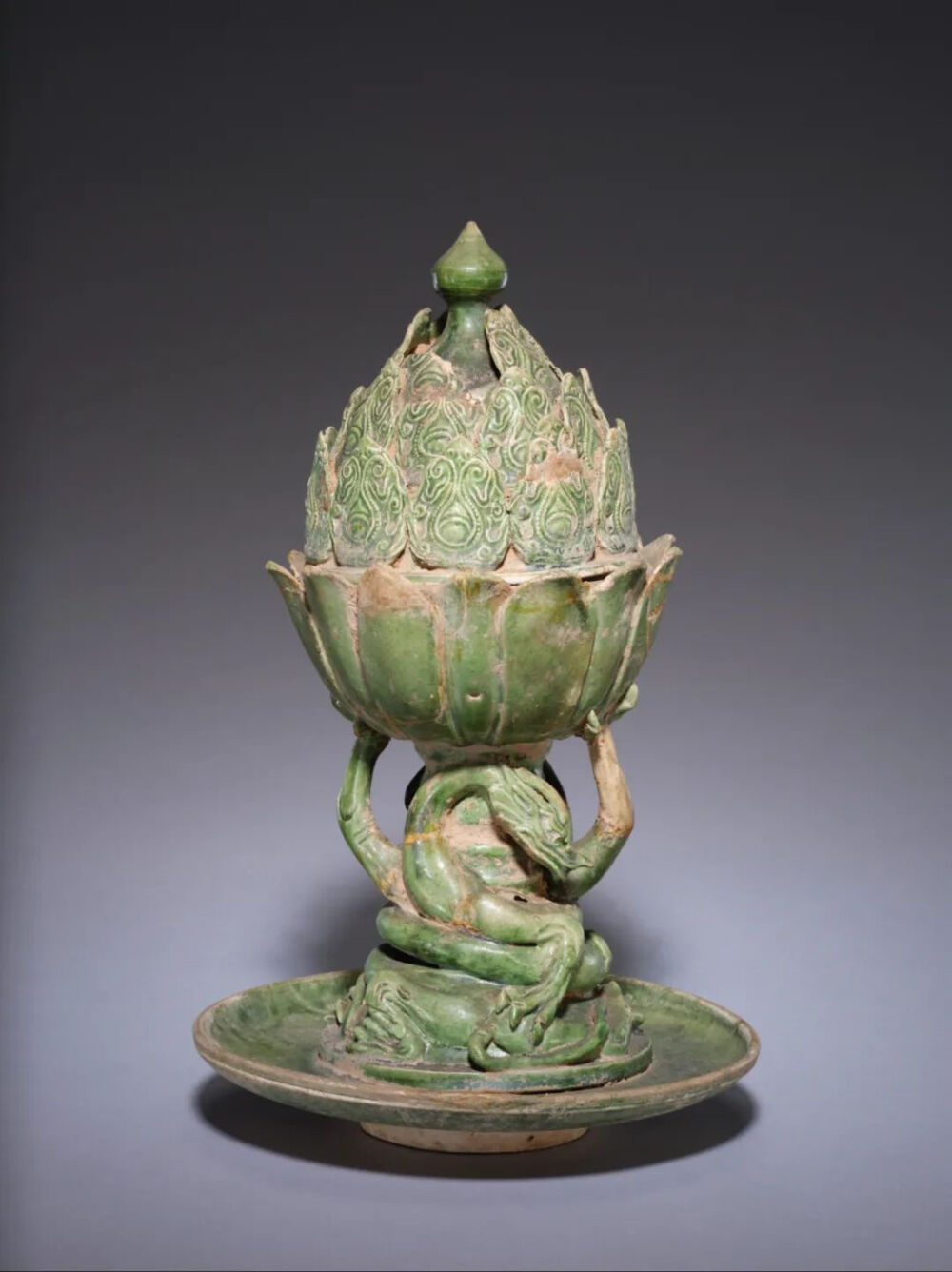 隋代 绿釉塑贴盘龙托莲花形带盖博山炉
故宫博物院藏
