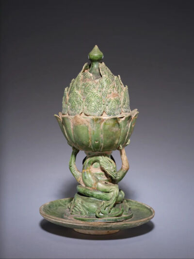 隋代 绿釉塑贴盘龙托莲花形带盖博山炉
故宫博物院藏
