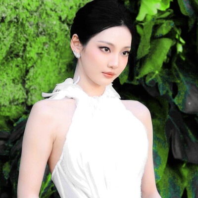 你手臂的淤青 像发霉的雨季