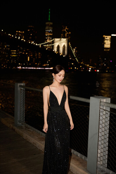 赵丽颖 在人间 翠贝卡电影节Armani Privé 2025春夏高级定制（金）及Emporio Armani 2025春夏女装（黑）