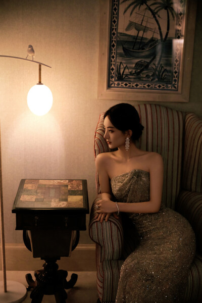 赵丽颖 在人间 翠贝卡电影节Armani Privé 2025春夏高级定制（金）及Emporio Armani 2025春夏女装（黑）