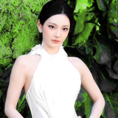 你手臂的淤青 像发霉的雨季