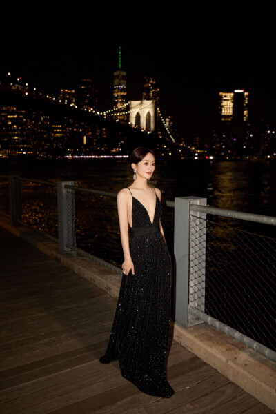 赵丽颖 在人间 翠贝卡电影节Armani Privé 2025春夏高级定制（金）及Emporio Armani 2025春夏女装（黑）