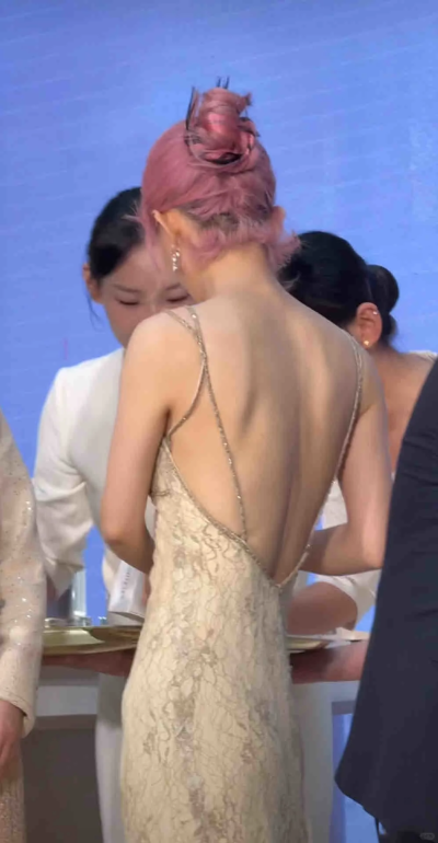 粉毛赵赵，人间水蜜桃~~好像咬一口~~~2025线下活动