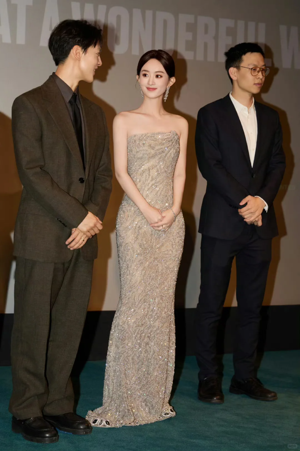 赵丽颖 在人间 翠贝卡电影节Armani Privé 2025春夏高级定制（金）及Emporio Armani 2025春夏女装（黑）