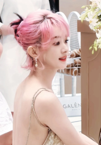 粉毛赵赵，人间水蜜桃~~好像咬一口~~~2025线下活动