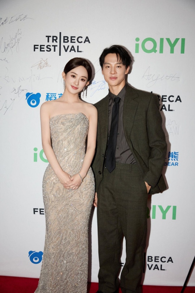 赵丽颖 在人间 翠贝卡电影节Armani Privé 2025春夏高级定制（金）及Emporio Armani 2025春夏女装（黑）