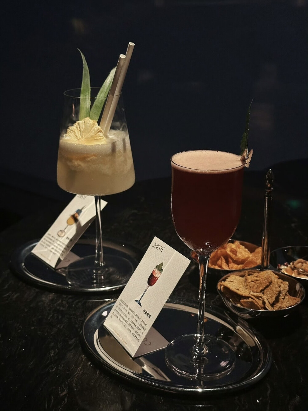 年轻人不做选择就是既要又要hhhhh于健康有益的有氧要做于寿元有损的酒精也不可少
华灯初上的朦胧时刻也是逢魔が時
灰蓝的暮色将城市笼罩
高空小酌享受放空