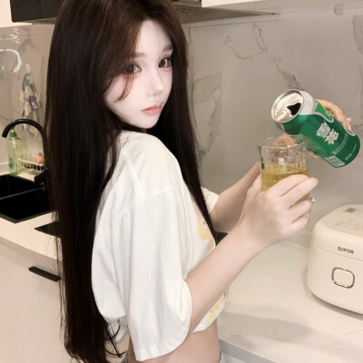 凌晨的海 难言的爱.
侵权删