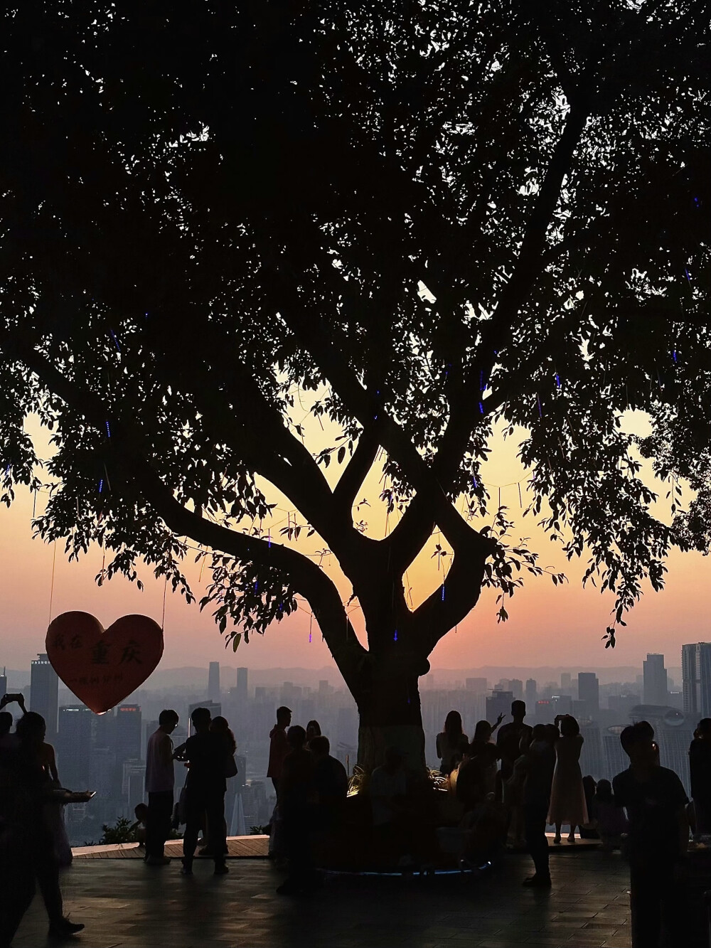 年轻人不做选择就是既要又要hhhhh于健康有益的有氧要做于寿元有损的酒精也不可少
华灯初上的朦胧时刻也是逢魔が時
灰蓝的暮色将城市笼罩
高空小酌享受放空