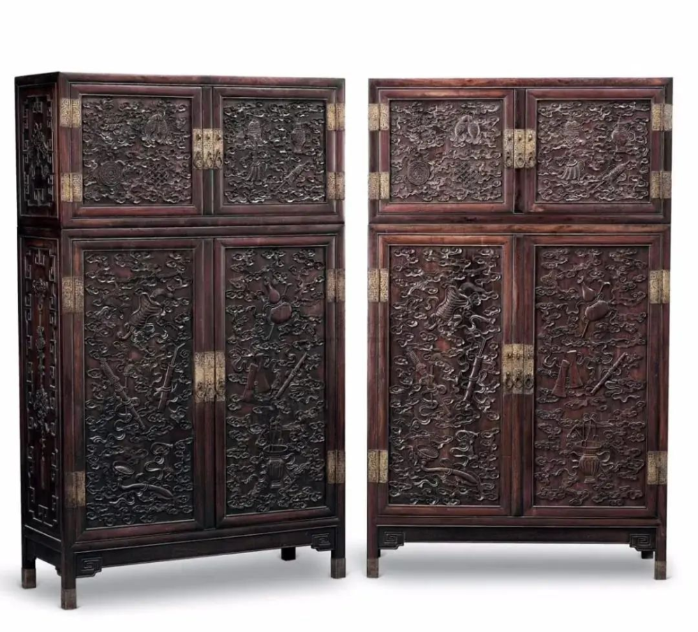 清代 紫檀木雕暗八仙立柜
北京故宫博物院藏
