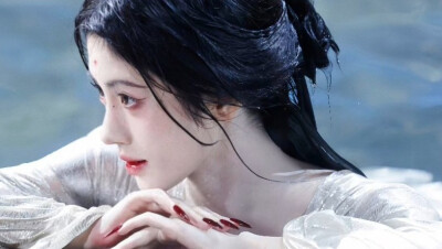 《月鳞绮纪》露芜衣（鞠婧祎饰）
