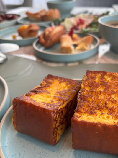 康莱德这个法式吐司必须夸！
好吃程度可以跟魔都的POLUX对打诶 !!
表层的焦糖壳喷香甜脆吐司体被牛奶攻击口感松软甜度也刚好
在各种豌杂小面抄手的诱惑前不是面包脑袋每天都能炫到两个！
