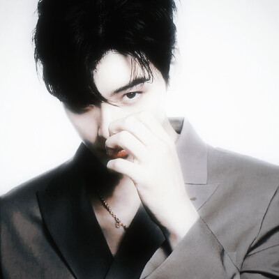 “巴黎的冬雨裹着塞纳河的呜咽，石板路冻裂了所有未说出口的思念。这场跨越时空的寒，要等到第几场春风解冻，你才肯俯身，细看我掌心化不开的炽热？”
原截cr平川路
