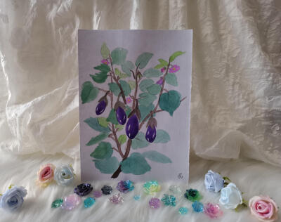 23 茄子（绘画 | 水彩 | 果花甘03）
2018.6
用深色的青莲紫，画出悬垂的竖条茄子，留出高光。
茄子比较小巧，颜色没有兑红，纯度很高，倒不像是真的茄子。像枝条戴上了青金石的耳坠，反着亮光。
叶色青绿。雨过天青…