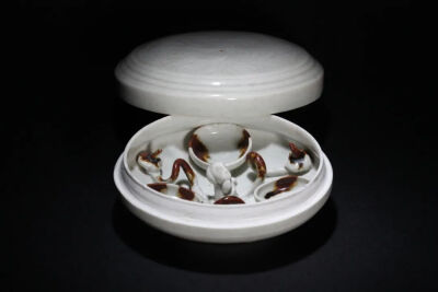 北宋  广东窑青白釉刻忍冬纹粉盒
观复博物馆藏
