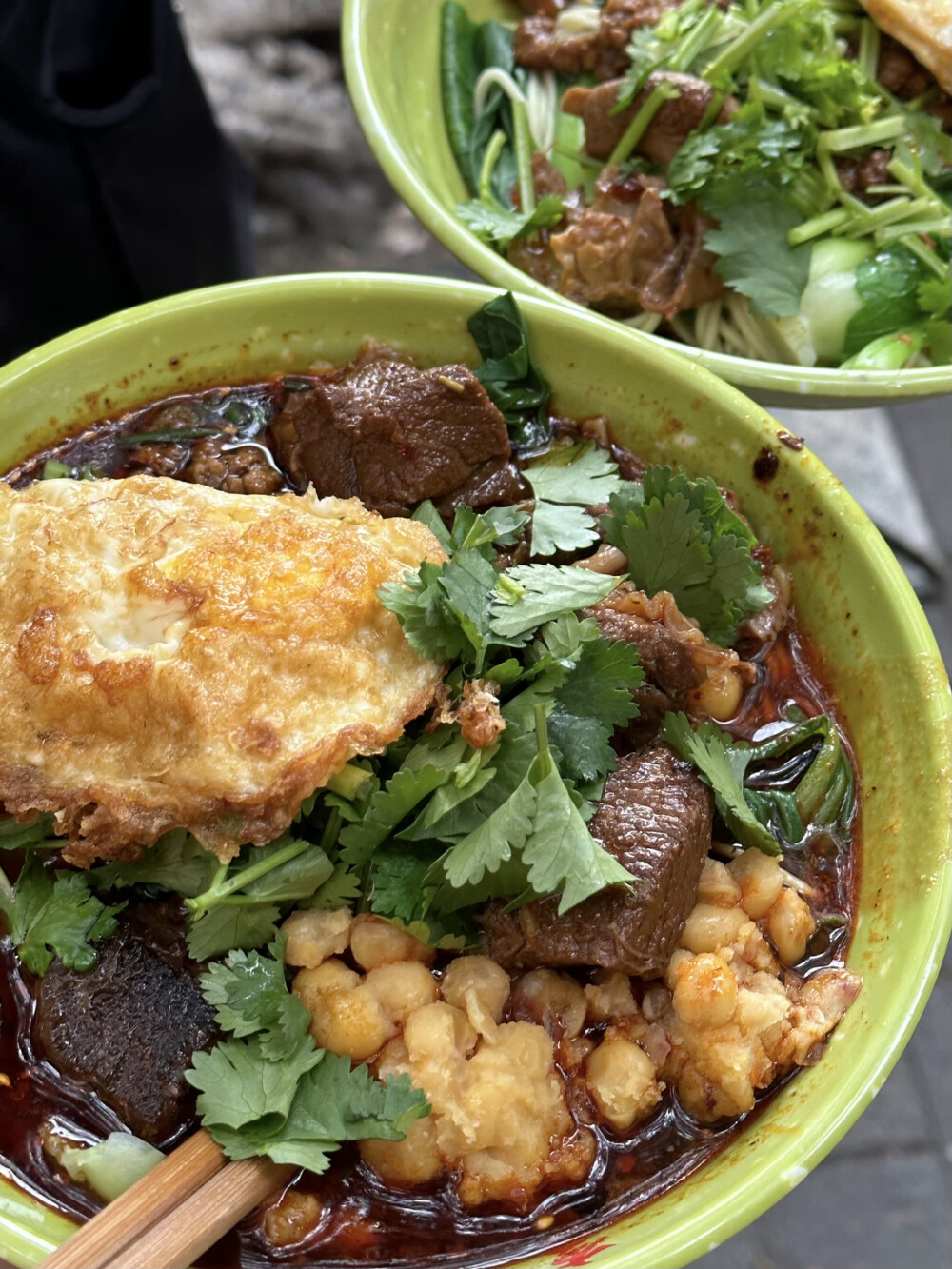 豌杂牛肉肥肠煎蛋面
谁懂这碗的含金量啊！黏糊糊的豌杂酥香耙软的牛肉Q弹辣卤的大肠头蹲在