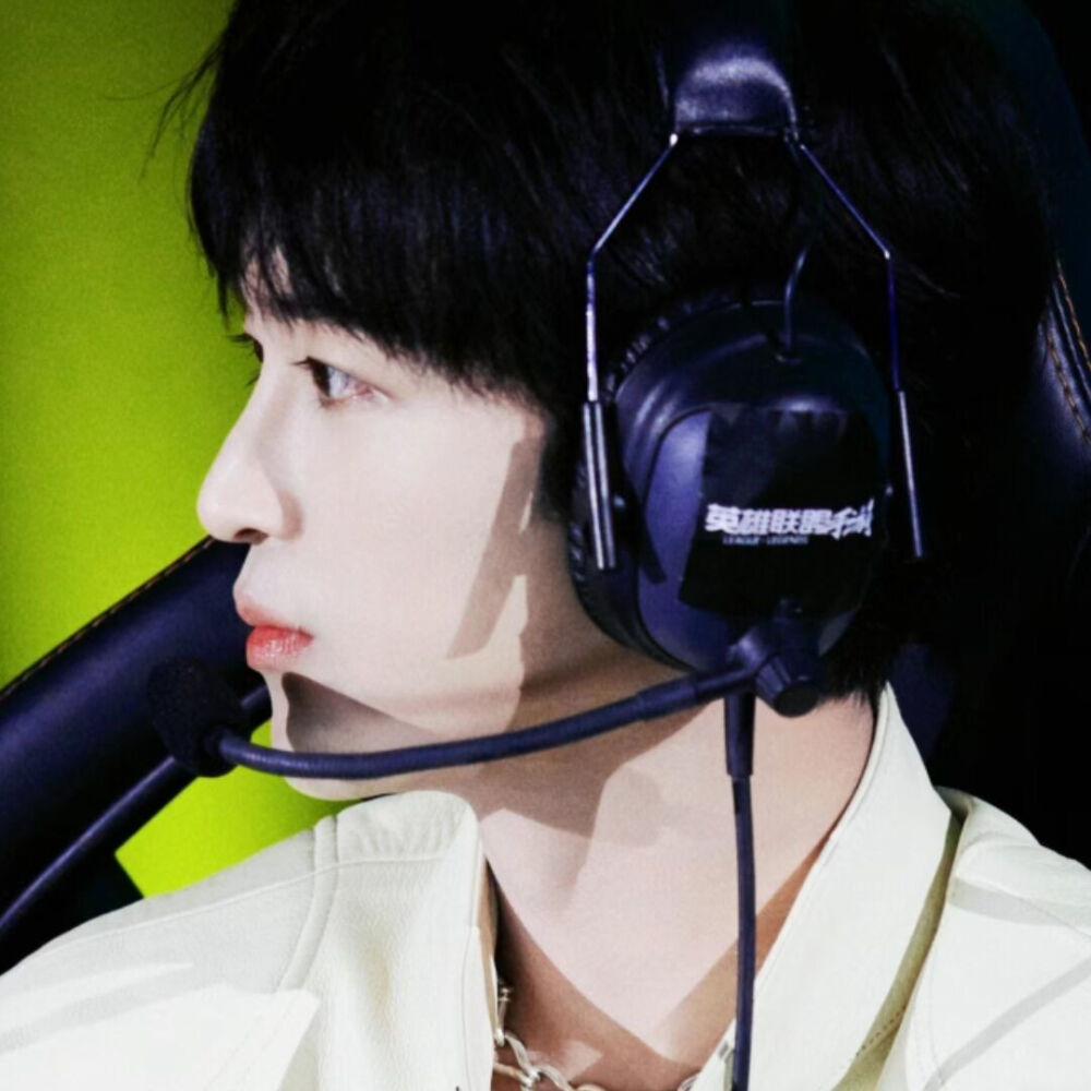 摇身一变变成电竞男孩