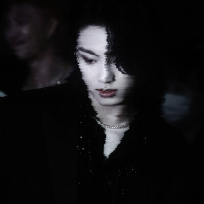 “硅基洪流漫过意识荒原，当情感芯片停止震颤，冰冷数据流吞没了整个文明的温度.”
原图cr39xiu