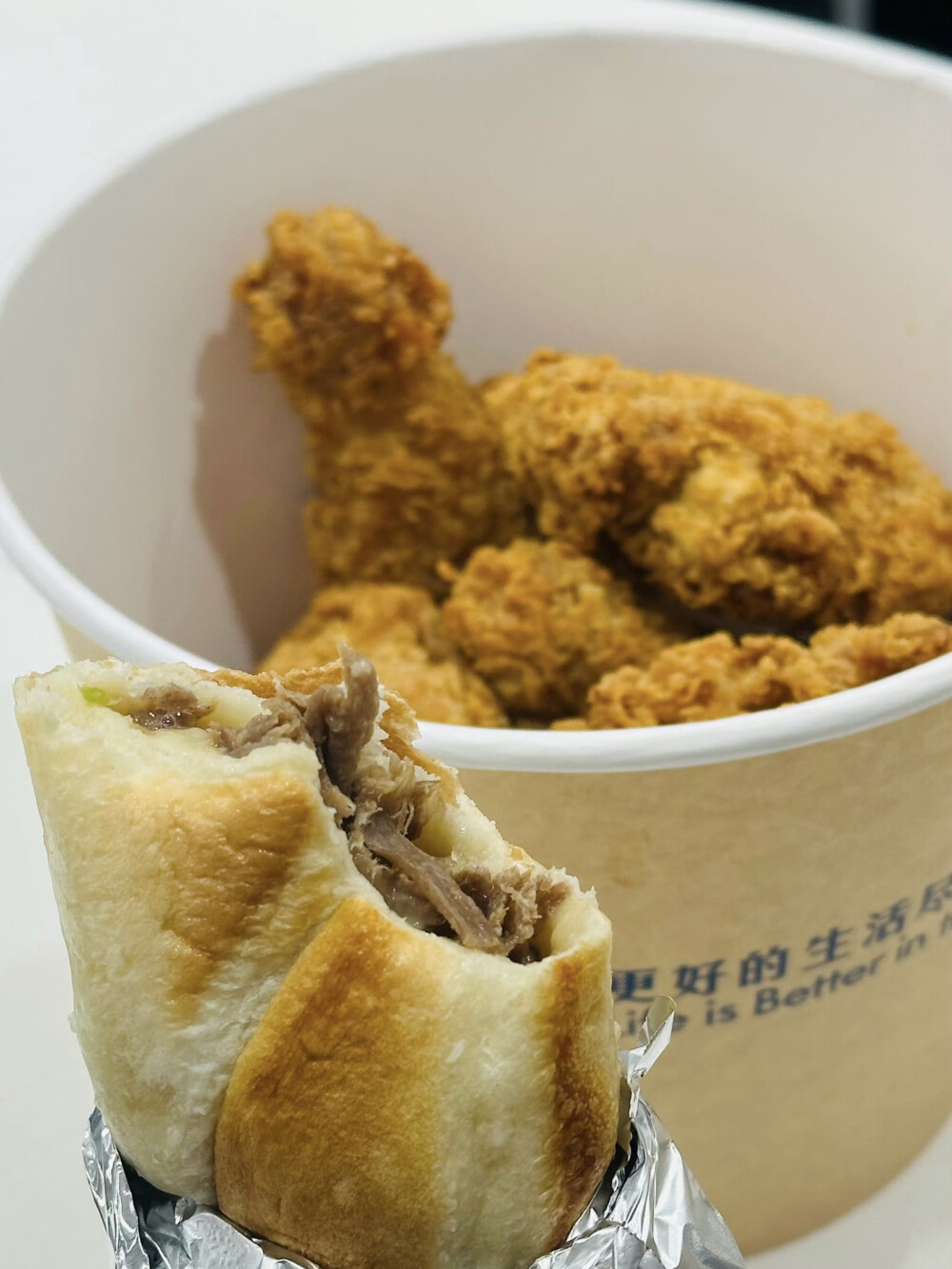 王狗估计在云南憋得慌竟然要去逛山姆笑死极速达直接送到酒店不香嘛
餐吧的炸鸡桶是越来越难吃了
芝士牛肉卷味道依旧在线爆汁也不耽误超绝拉丝洋葱都变得甘甜
香芋冰激凌在心中已经彻底打败香草！
我！超！爱！