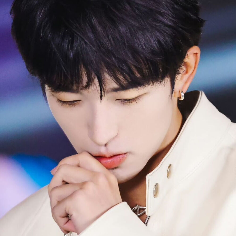 摇身一变变成电竞男孩