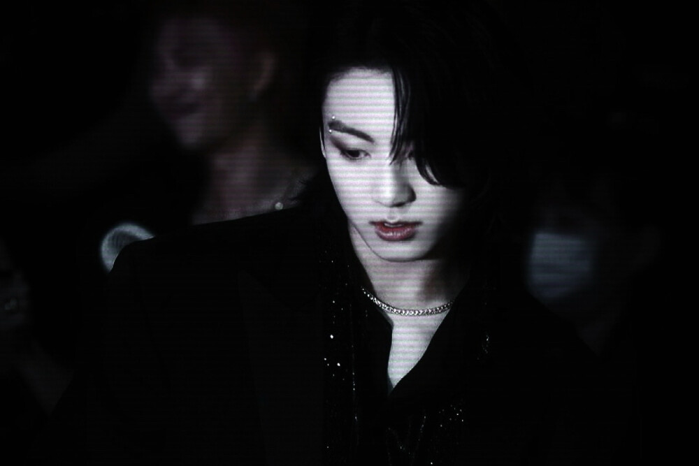 “硅基洪流漫过意识荒原，当情感芯片停止震颤，冰冷数据流吞没了整个文明的温度.”
原图cr39xiu