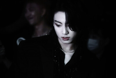 “硅基洪流漫过意识荒原，当情感芯片停止震颤，冰冷数据流吞没了整个文明的温度.”
原图cr39xiu