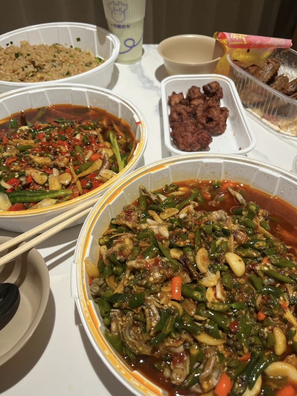 天气太热大中午就不出门排队了午餐就拜托跑腿了hhhhh
友谊食店的香菜牛肉就是加辣版本的小炒黄牛肉没想到满口的咸哈哈哈哈干烧蛙蛙竟然是小青蛙！小青蛙的蛙腿比牛蛙腿好吃100倍好嘛蛋炒饭分量恐怖！再来两个人都不一定吃得完不过刚好是解辣神器
炸排骨用料全是脆骨好在它不辣！不然听取斯哈声一片啊