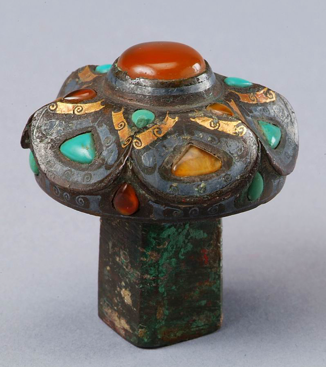 西汉 错金银嵌珠铜瑟枘
徐州博物馆藏
