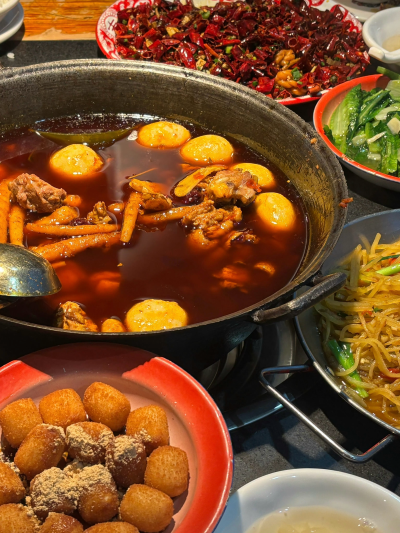 宵夜吃李子坝～的梁山鸡
毕竟吞轻轨它不好克化啊哈哈哈哈
端上桌的时候惊呆好大一盘！
鸡肉炖得超入味一抿就脱骨芋儿绝绝子！又耙又糯吸饱了汤汁完全停不下来
锅里的党参和辣味融合得很好让配菜全变主角
辣到临界点…