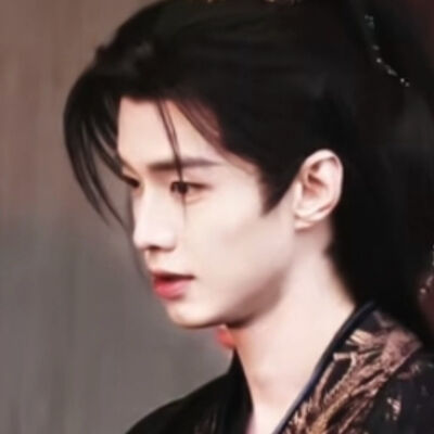 小何