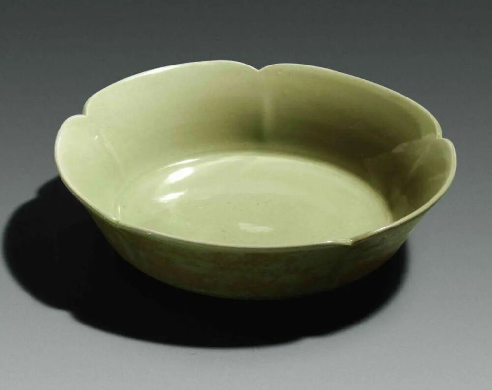 唐代 五瓣葵口凹底深腹秘色瓷碟
法门寺地宫出土 中国国家博物馆藏
