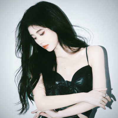 “黎明破晓，天光漫洒肩头，我将以虔诚为舟，永远追随着上帝的指引 ，奔赴那片澄澈的光与救赎。”
原截cr槐花源_