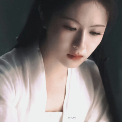 孤灯寒照雨 深竹暗浮烟
*李兰迪