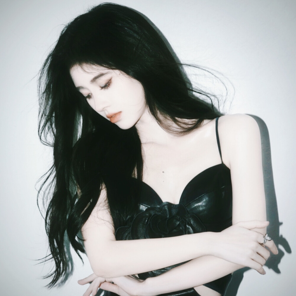 “黎明破晓，天光漫洒肩头，我将以虔诚为舟，永远追随着上帝的指引 ，奔赴那片澄澈的光与救赎。”
原截cr槐花源_