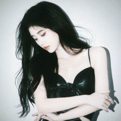 “黎明破晓，天光漫洒肩头，我将以虔诚为舟，永远追随着上帝的指引 ，奔赴那片澄澈的光与救赎。”
原截cr槐花源_