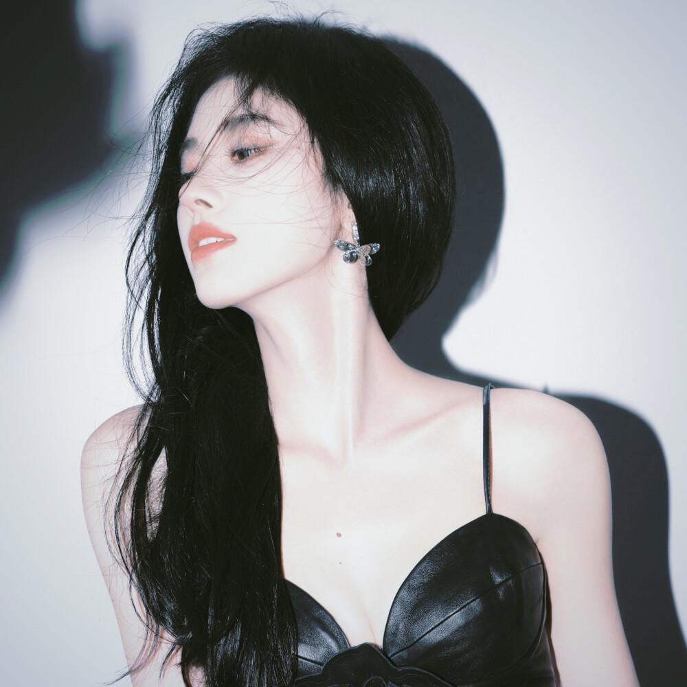 “黎明破晓，天光漫洒肩头，我将以虔诚为舟，永远追随着上帝的指引 ，奔赴那片澄澈的光与救赎。”
原截cr槐花源_