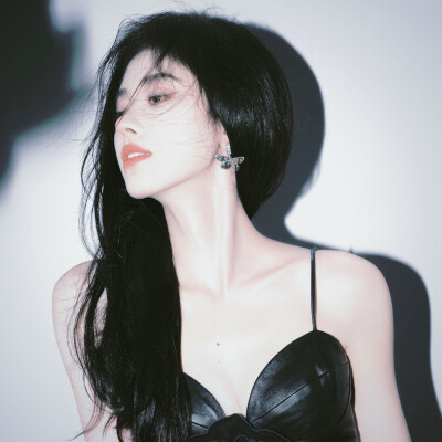 “黎明破晓，天光漫洒肩头，我将以虔诚为舟，永远追随着上帝的指引 ，奔赴那片澄澈的光与救赎。”
原截cr槐花源_