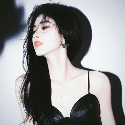 “黎明破晓，天光漫洒肩头，我将以虔诚为舟，永远追随着上帝的指引 ，奔赴那片澄澈的光与救赎。”
原截cr槐花源_